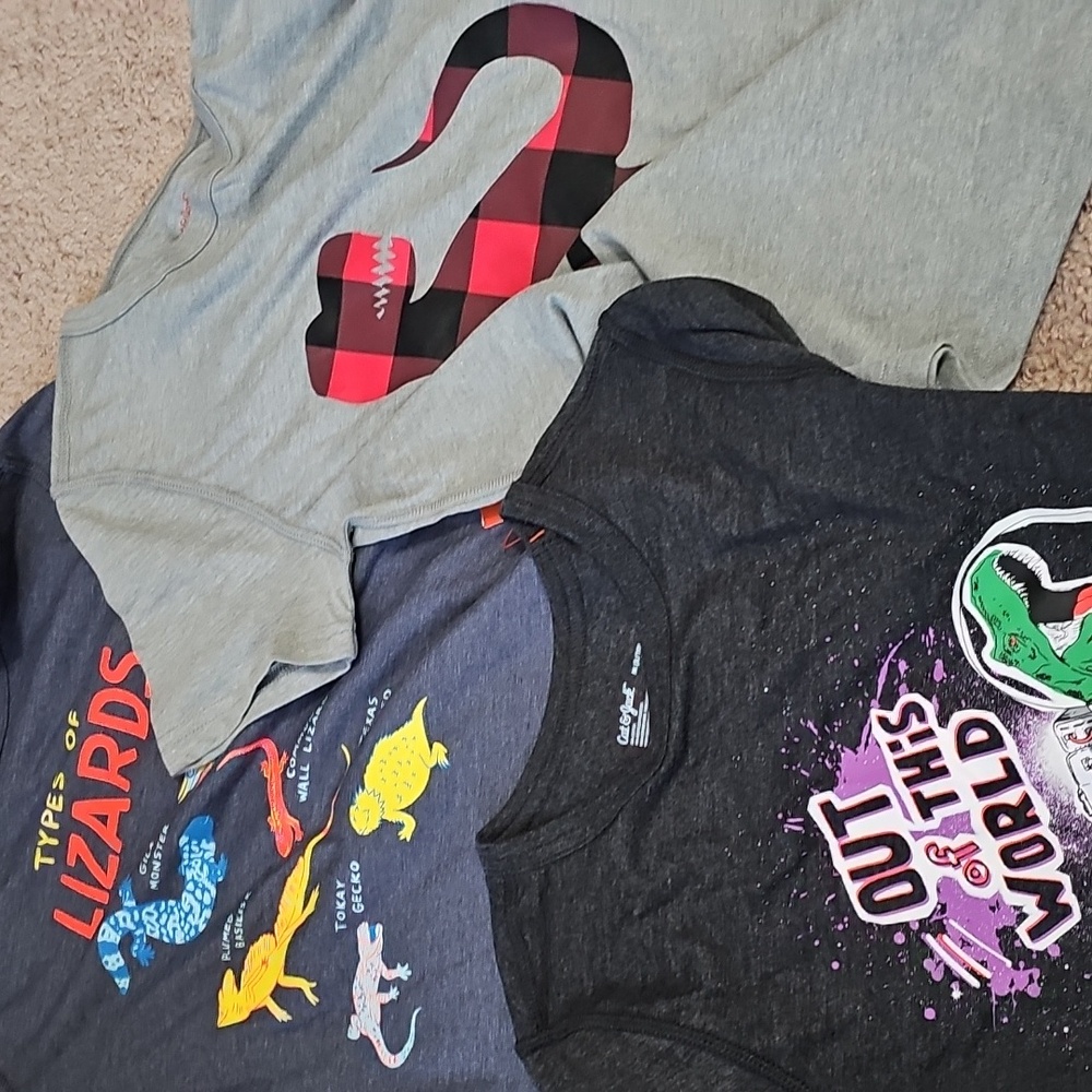 $9 ADD TO BUNDLE TO LOWER PRICE Hydro Flask Sky Blue and W3 Cat & Jack Gray Tees